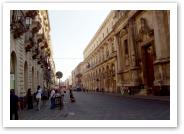 (5/12): via Etnea, tu znajduje si mnstwo markowych sklepw, na kocu - Piazza Duomo