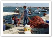(9/20): rybacy pozuj przy skadaniu sieci